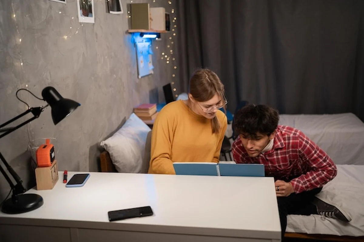 Uczniowie przygotowują się do egzaminu w akademiku