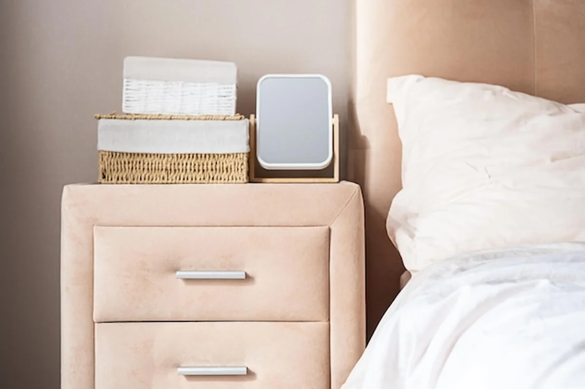 Minimalistyczny nocny stolik z lustrem i koszykami do przechowywania