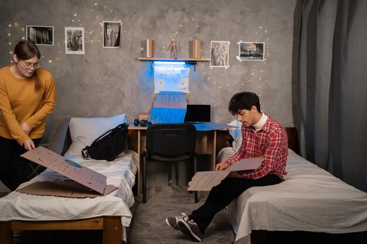 Nastolatki w akademiku piszą banery na protest ekologiczny